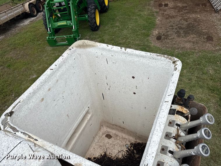 image for item EU5604 1992 Ford F450 Super Duty bucket truck