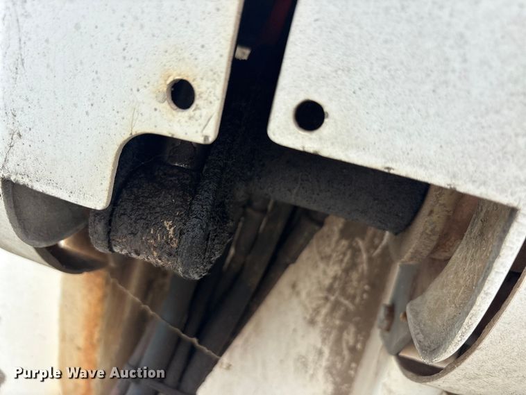 image for item EU5604 1992 Ford F450 Super Duty bucket truck