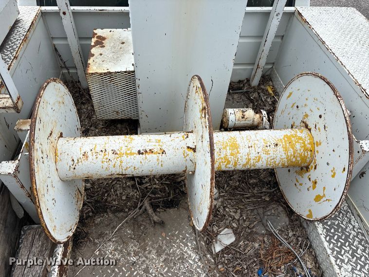 image for item EU5604 1992 Ford F450 Super Duty bucket truck