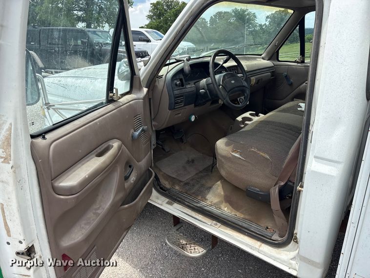 image for item EU5604 1992 Ford F450 Super Duty bucket truck