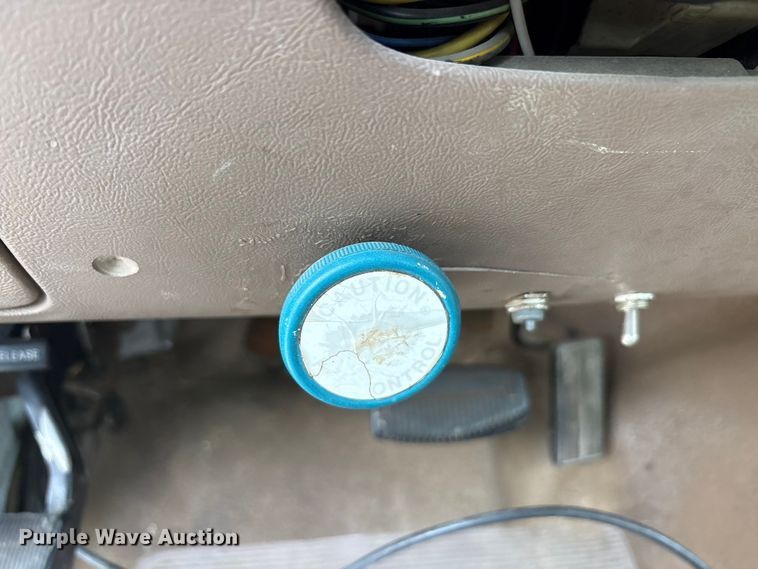 image for item EU5604 1992 Ford F450 Super Duty bucket truck