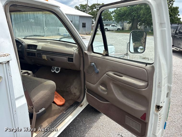 image for item EU5604 1992 Ford F450 Super Duty bucket truck