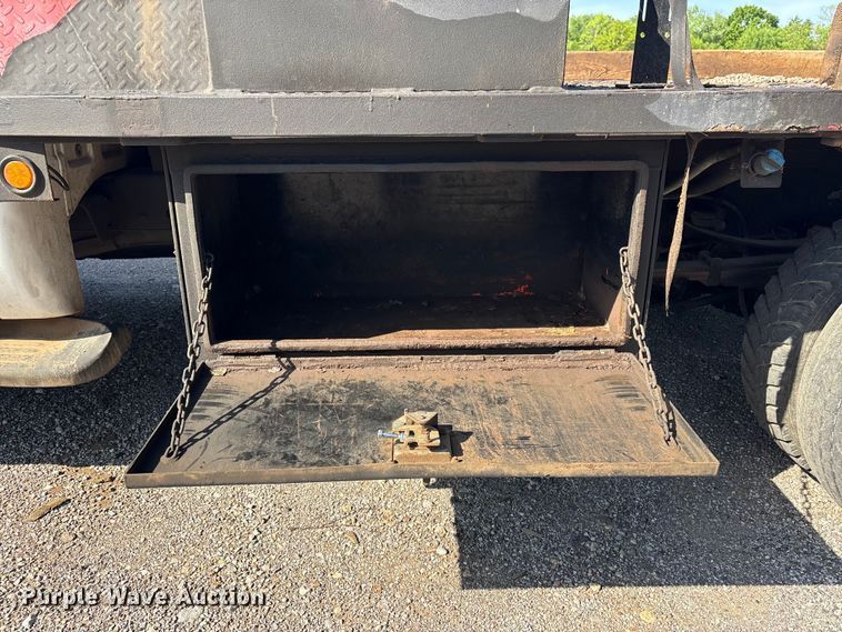 image for item EV2919 2013 Ford F550 Super Duty Crew Cab flatbed truck