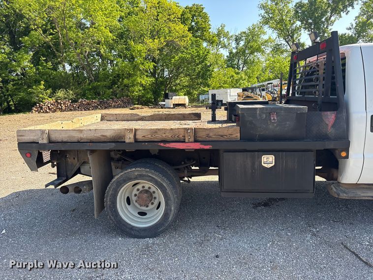 image for item EV2919 2013 Ford F550 Super Duty Crew Cab flatbed truck