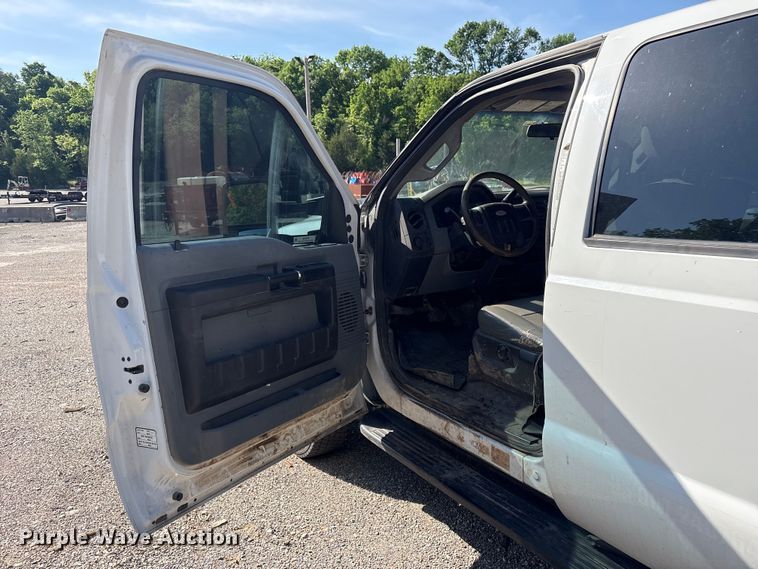 image for item EV2919 2013 Ford F550 Super Duty Crew Cab flatbed truck
