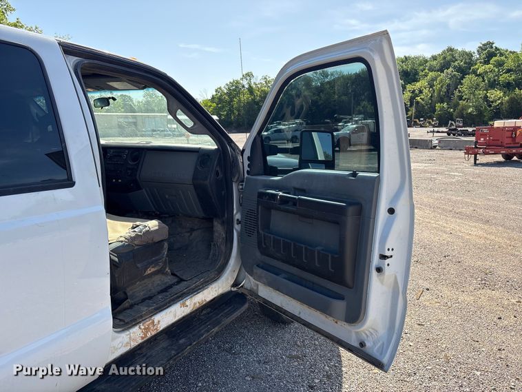 image for item EV2919 2013 Ford F550 Super Duty Crew Cab flatbed truck