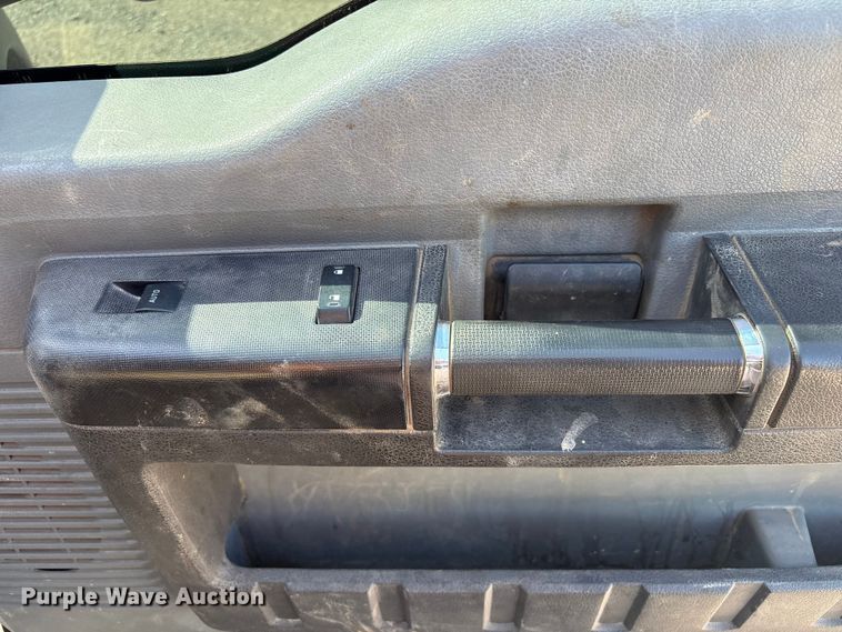 image for item EV2919 2013 Ford F550 Super Duty Crew Cab flatbed truck