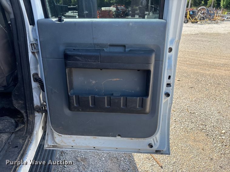 image for item EV2919 2013 Ford F550 Super Duty Crew Cab flatbed truck