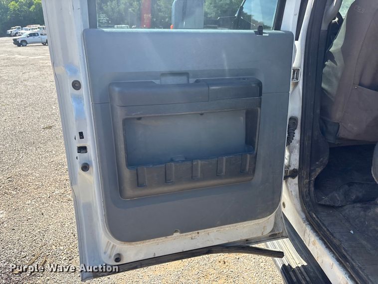 image for item EV2919 2013 Ford F550 Super Duty Crew Cab flatbed truck