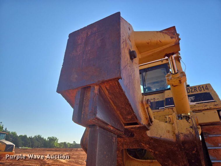 image for item EW0093 2000 Caterpillar D10R dozer