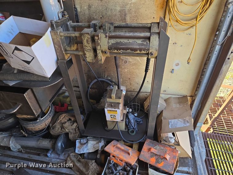image for item EW0124 1974 Clark Equipment 42DVPR-D-3-H2 dry van trailer
