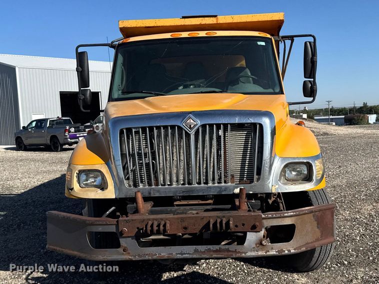 image for item FB7319 2004 International 7400 dump truck