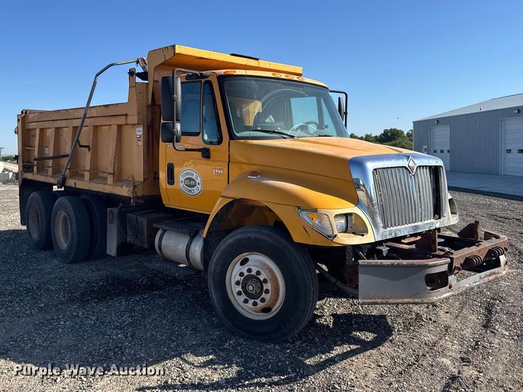 image for item FB7319 2004 International 7400 dump truck