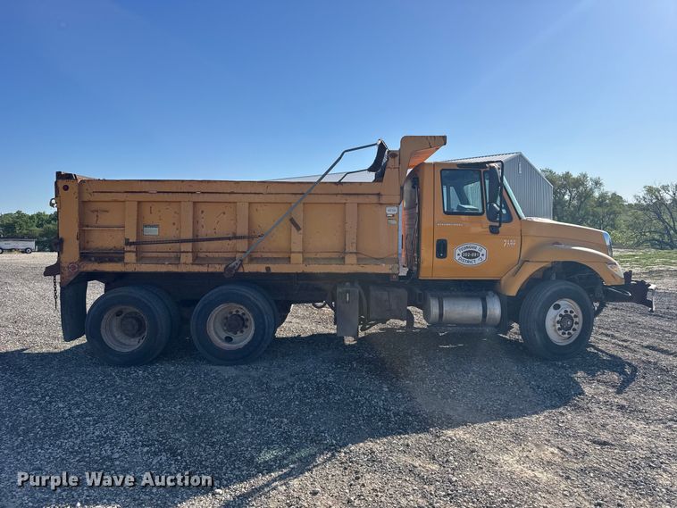 image for item FB7319 2004 International 7400 dump truck