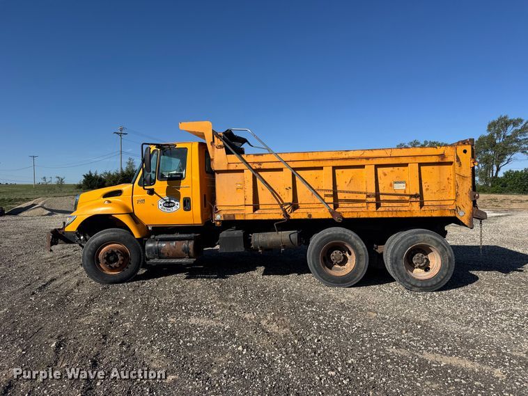 image for item FB7319 2004 International 7400 dump truck