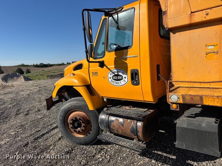 image for item FB7319 2004 International 7400 dump truck