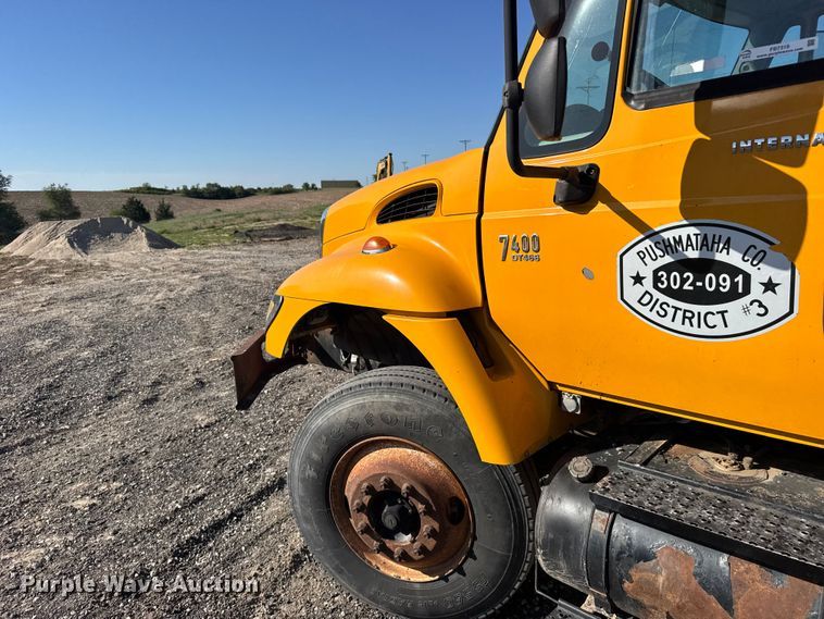 image for item FB7319 2004 International 7400 dump truck