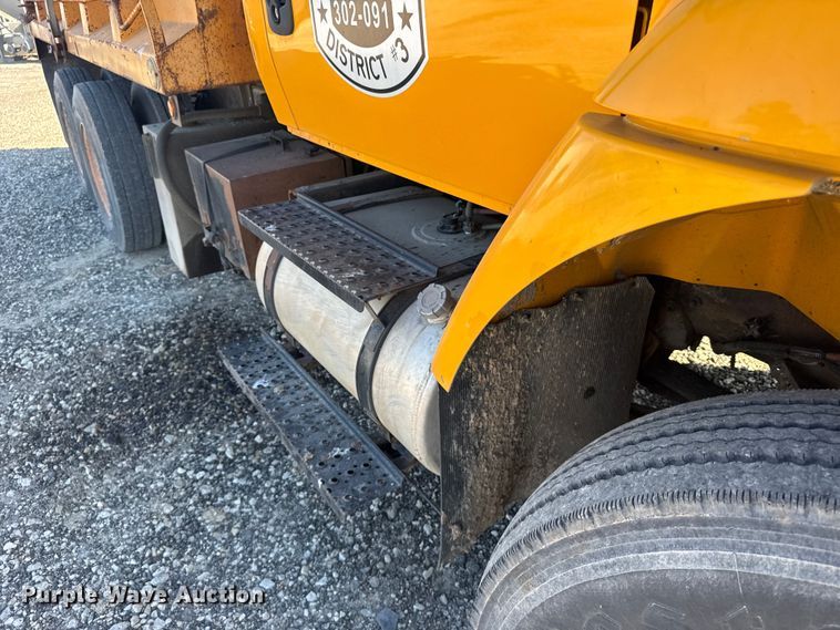 image for item FB7319 2004 International 7400 dump truck