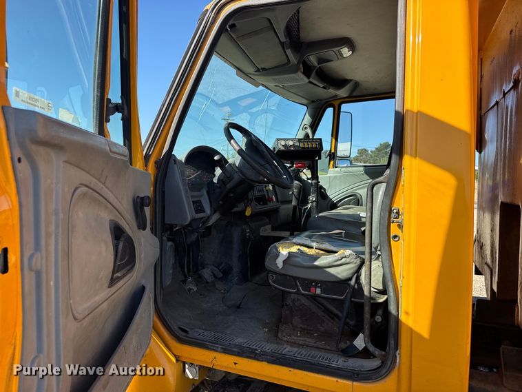 image for item FB7319 2004 International 7400 dump truck