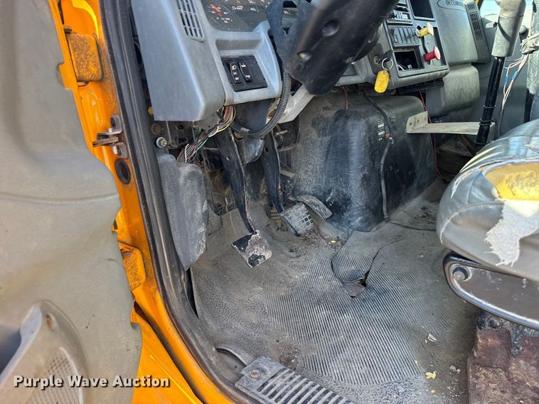 image for item FB7319 2004 International 7400 dump truck