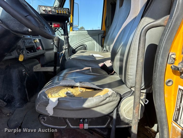 image for item FB7319 2004 International 7400 dump truck