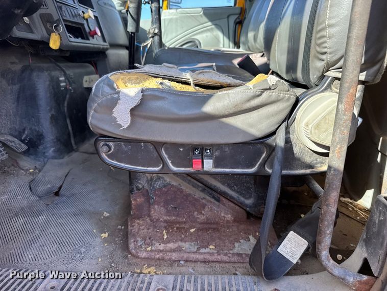 image for item FB7319 2004 International 7400 dump truck
