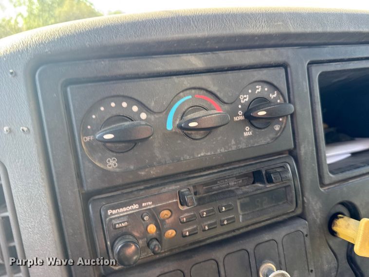 image for item FB7319 2004 International 7400 dump truck