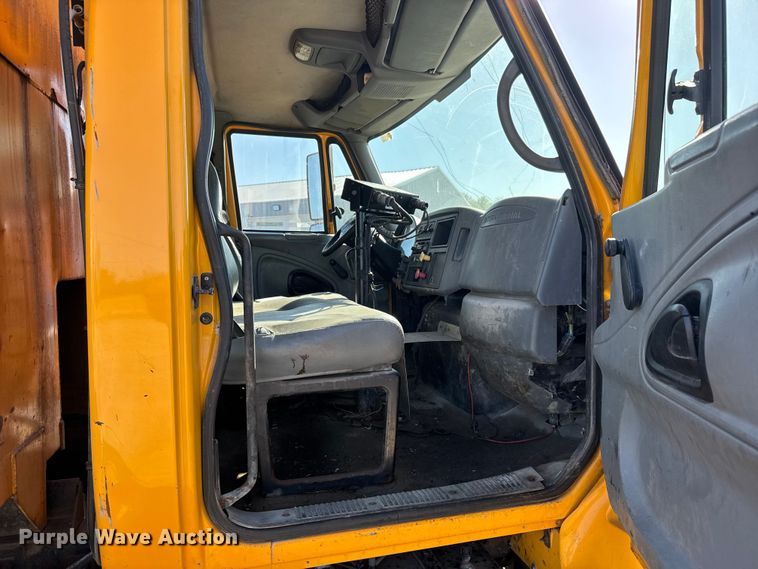 image for item FB7319 2004 International 7400 dump truck
