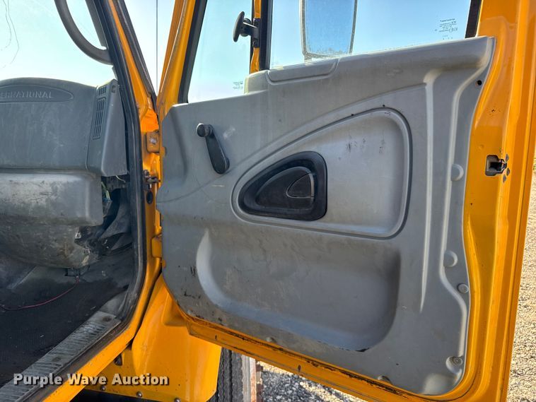 image for item FB7319 2004 International 7400 dump truck