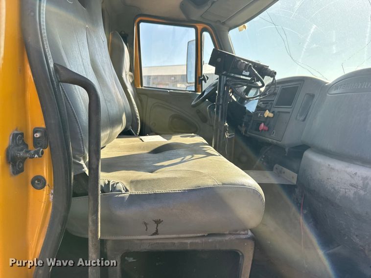 image for item FB7319 2004 International 7400 dump truck