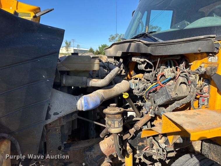 image for item FB7319 2004 International 7400 dump truck