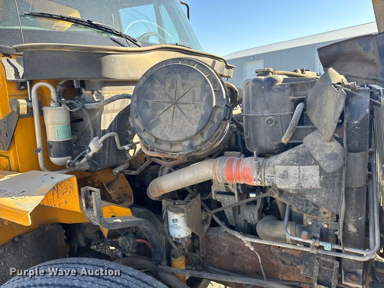 image for item FB7319 2004 International 7400 dump truck
