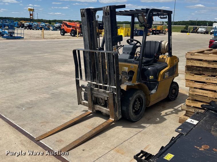 image for item FB7417 Caterpillar GP25N forklift