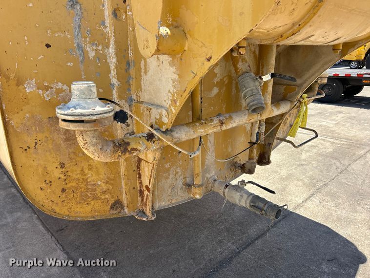 image for item FC2630 1986 Caterpillar 613C water wagon