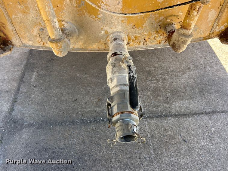 image for item FC2630 1986 Caterpillar 613C water wagon