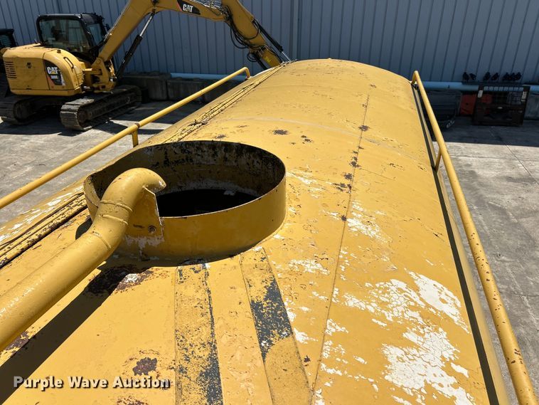 image for item FC2630 1986 Caterpillar 613C water wagon