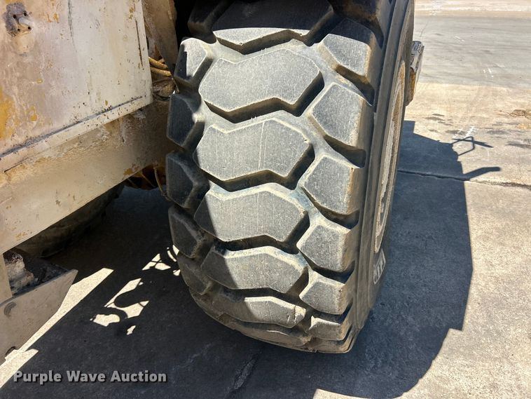 image for item FC2630 1986 Caterpillar 613C water wagon