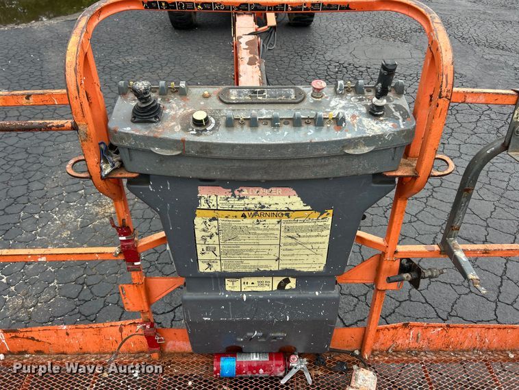 image for item FC2667 2005 JLG 660SJ boom lift