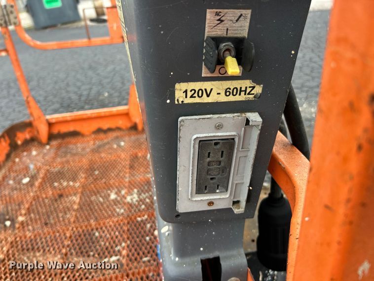 image for item FC2667 2005 JLG 660SJ boom lift