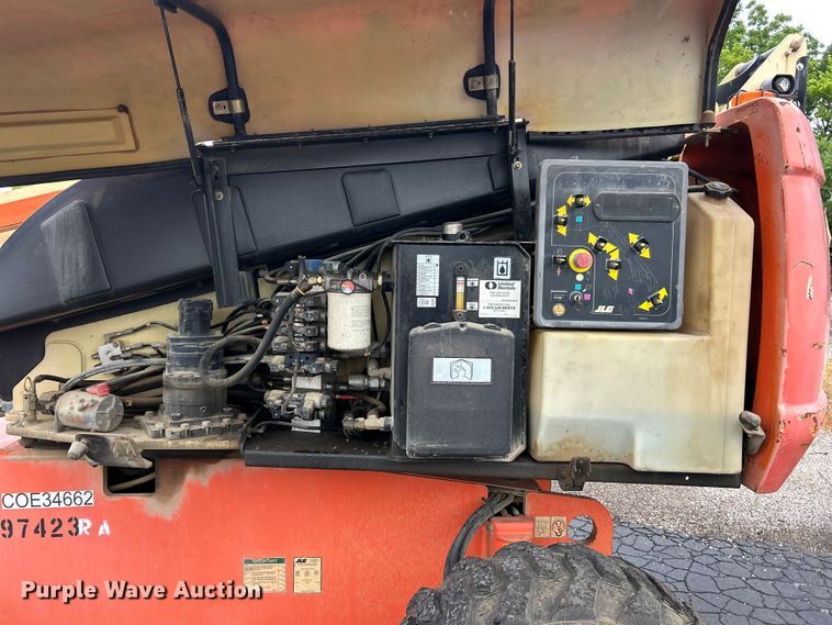 image for item FC2667 2005 JLG 660SJ boom lift
