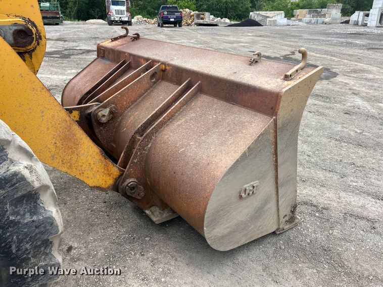 image for item FC2672 2000 John Deere 444H wheel loader