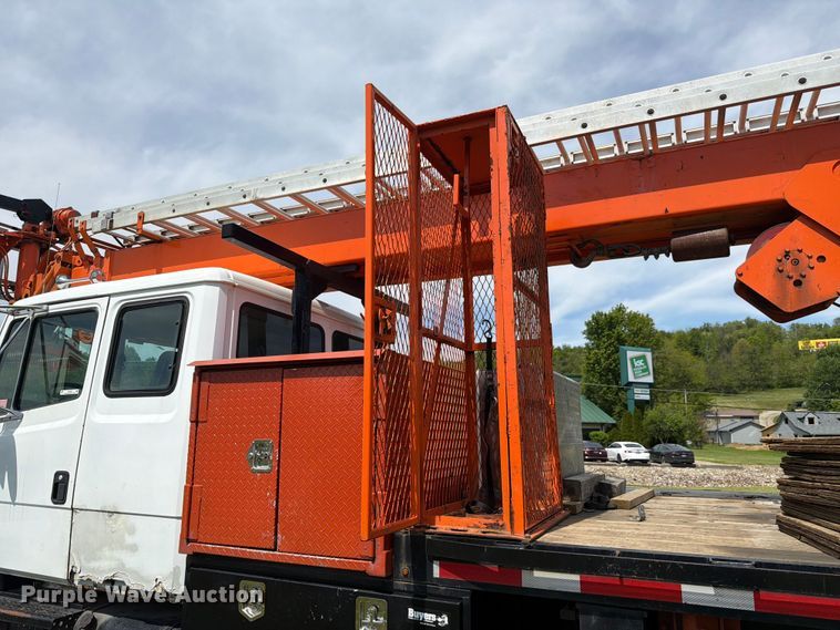 image for item FC3094 2000 Freightliner FL70 bucket truck