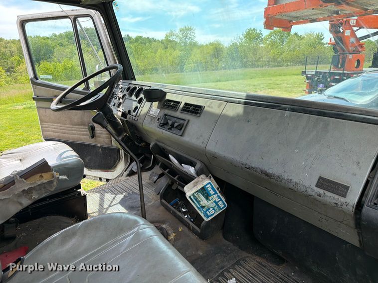 image for item FC3094 2000 Freightliner FL70 bucket truck