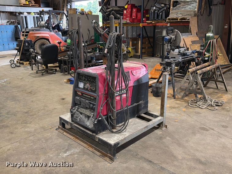 Lincoln Ranger 250 Welder VIN: U1050518461 Lot: 999396209