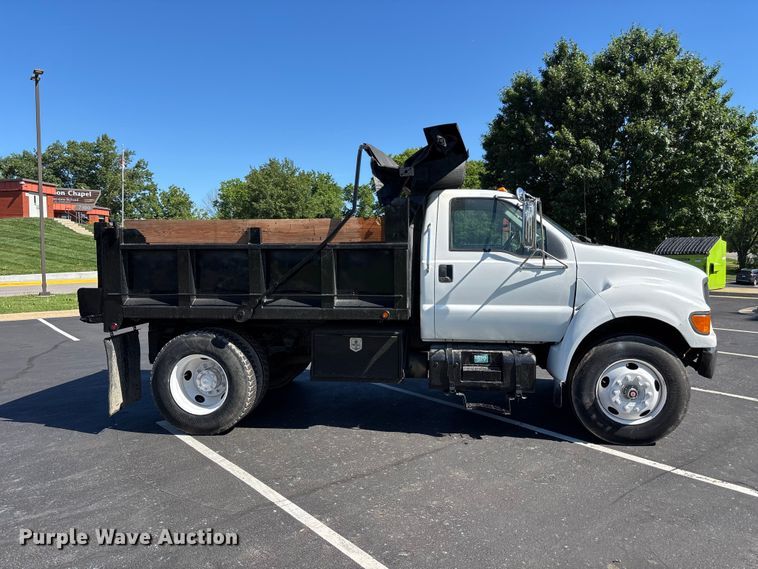 image for item FC4704 2000 Ford F750 dump truck