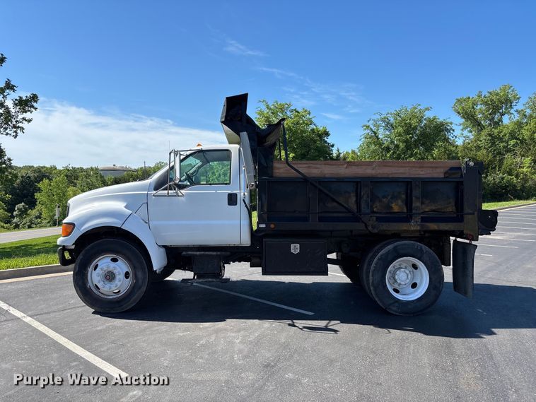 image for item FC4704 2000 Ford F750 dump truck