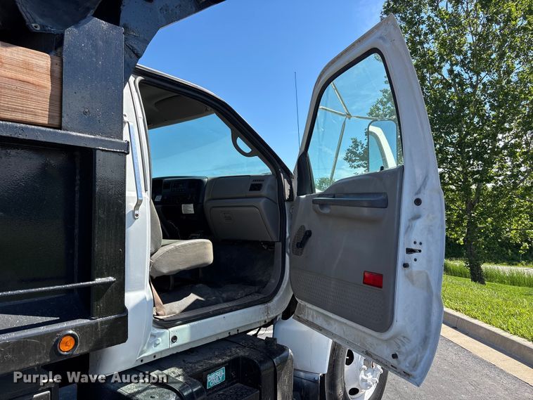 image for item FC4704 2000 Ford F750 dump truck