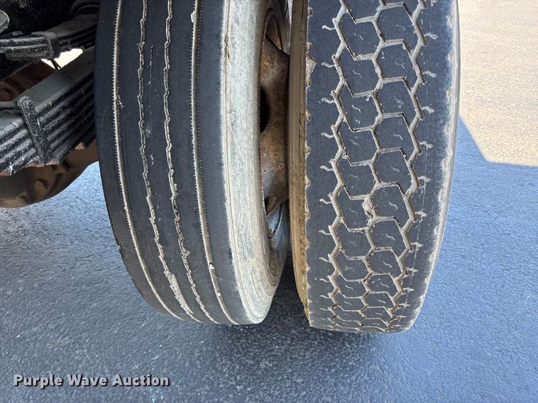 image for item FC4704 2000 Ford F750 dump truck