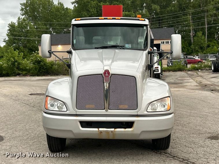 image for item FC5517 2015 Kenworth T370 grapple crane truck