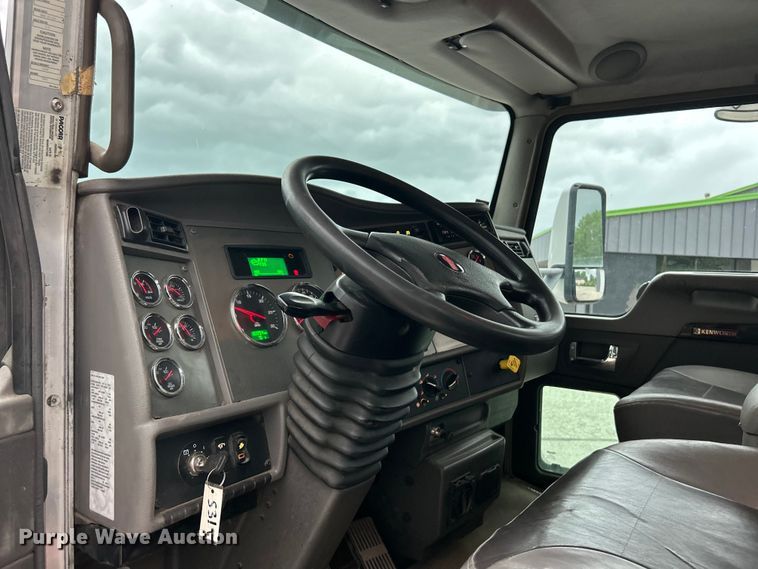 image for item FC5517 2015 Kenworth T370 grapple crane truck